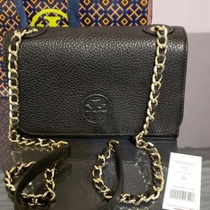 Small crossbody Tory Burch bag.